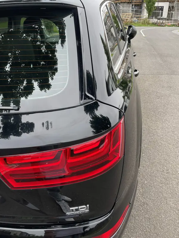 Tail light and rear window of the black Q7