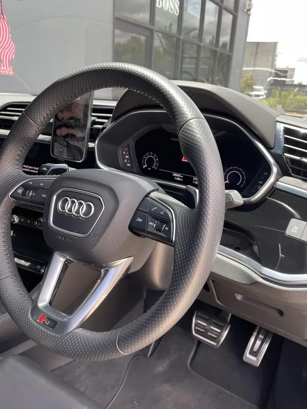 Steering wheel and cockpit of the RS Q3