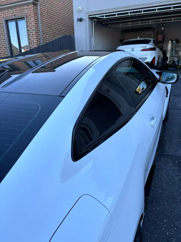 Carbon roof and rear quarter window of the white M4