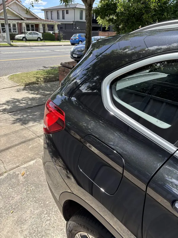 Rear quarter window line of the black X1