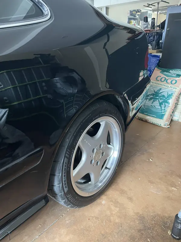 Front wheel and guard of the black CLK