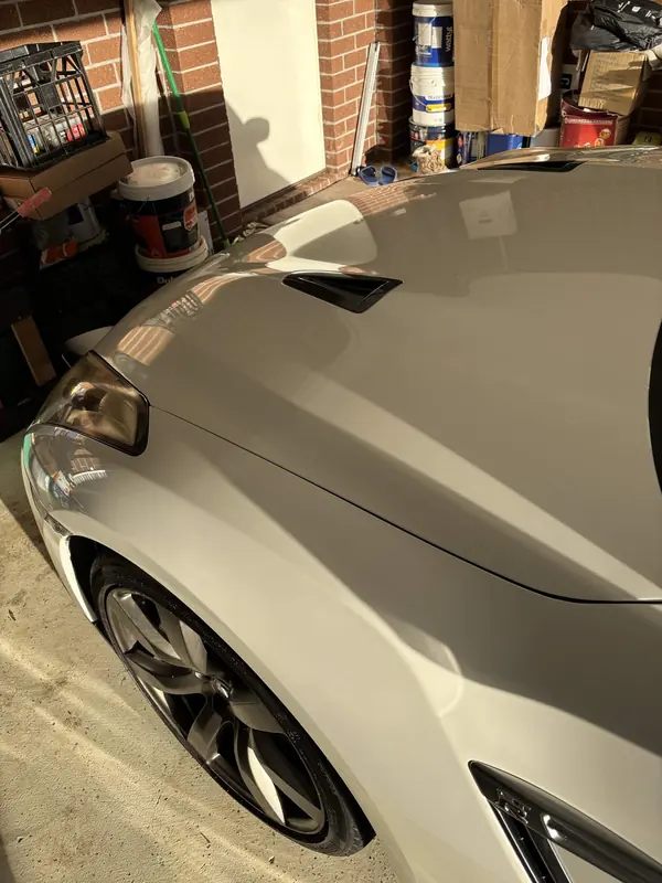 Front guard and bonnet vent of the white GT-R