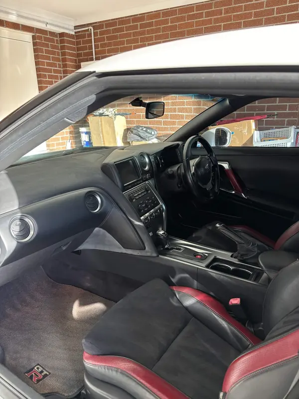 Driver seat and centre console of the GT-R