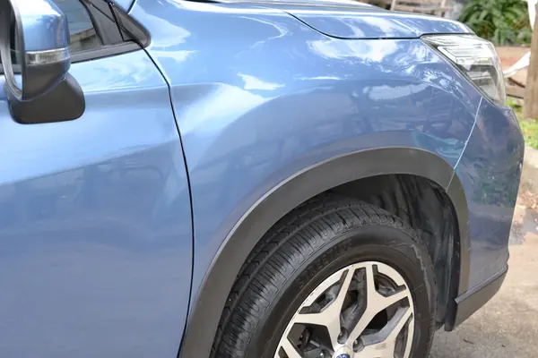 Front guard and wheel of the blue Forester