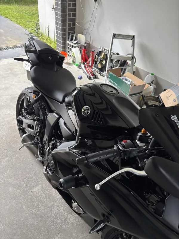 Tank and seat of the black Yamaha R7