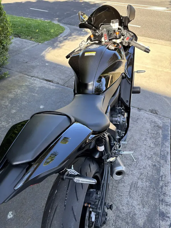 Seat and tail of the black Yamaha R7